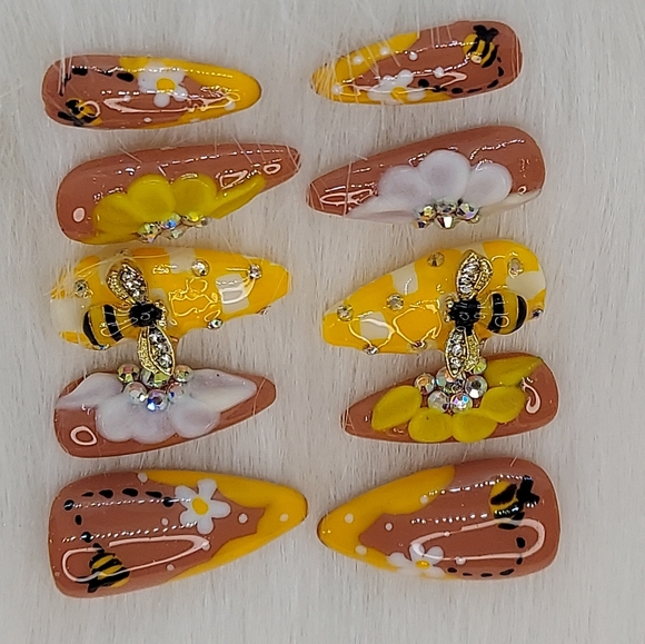 Yellow Bee Spring Nails - Picture 6 of 10
